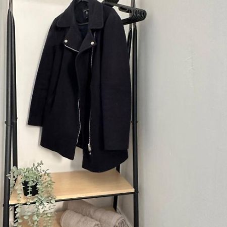 Comfy 1 Bedroom Apartment - Sleeps 2 With Free Parking! St Helens  Exteriör bild