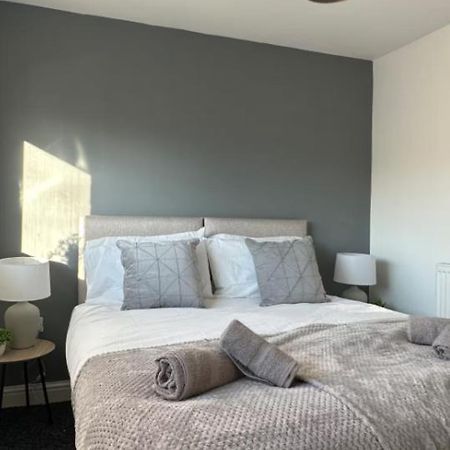 Comfy 1 Bedroom Apartment - Sleeps 2 With Free Parking! St Helens  Exteriör bild