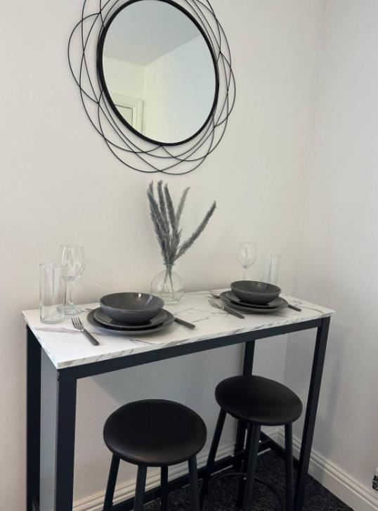 Comfy 1 Bedroom Apartment - Sleeps 2 With Free Parking! St Helens  Exteriör bild
