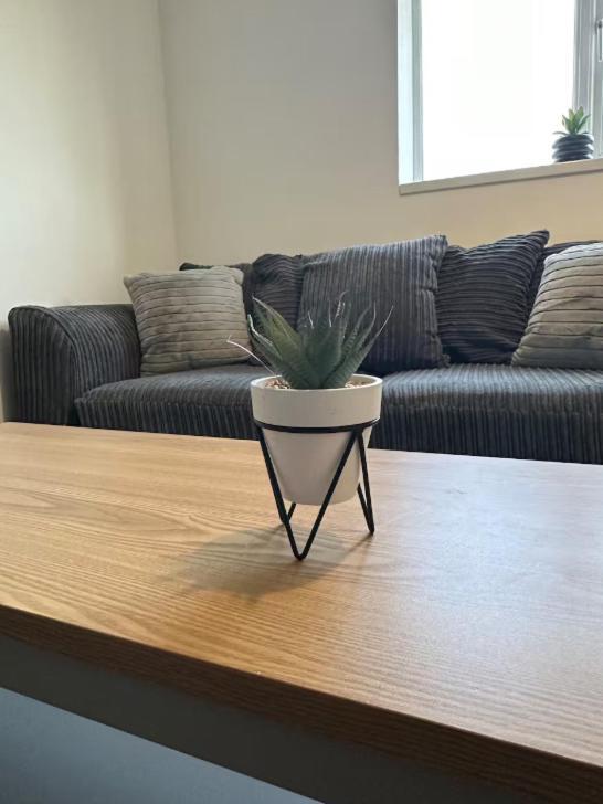 Comfy 1 Bedroom Apartment - Sleeps 2 With Free Parking! St Helens  Exteriör bild