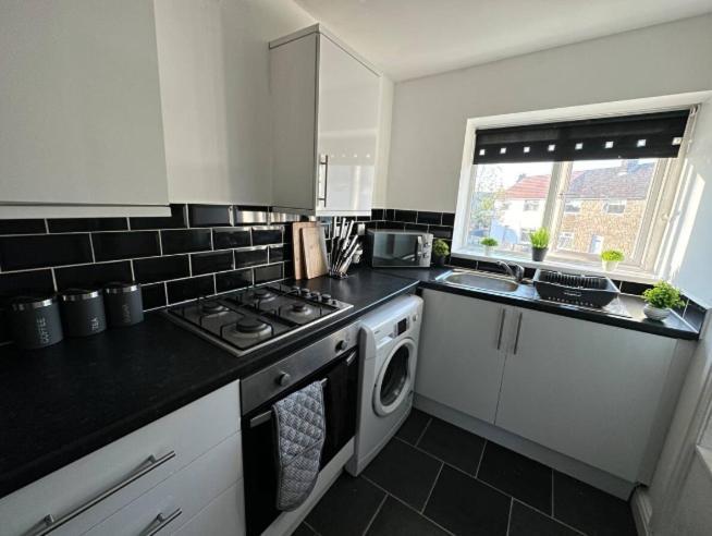 Comfy 1 Bedroom Apartment - Sleeps 2 With Free Parking! St Helens  Exteriör bild