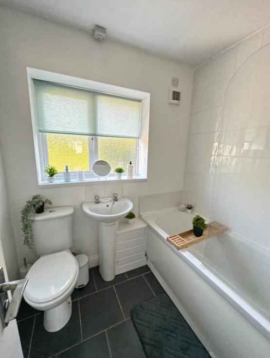 Comfy 1 Bedroom Apartment - Sleeps 2 With Free Parking! St Helens  Exteriör bild