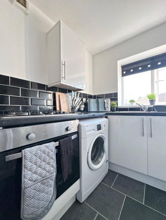 Comfy 1 Bedroom Apartment - Sleeps 2 With Free Parking! St Helens  Exteriör bild
