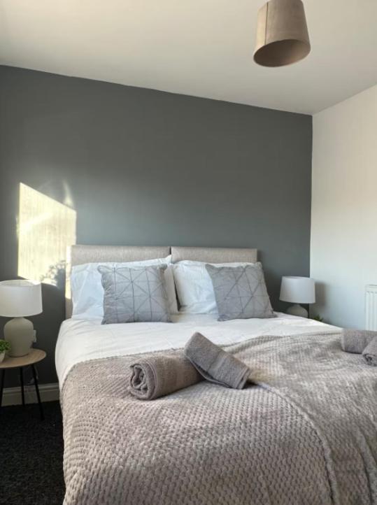 Comfy 1 Bedroom Apartment - Sleeps 2 With Free Parking! St Helens  Exteriör bild